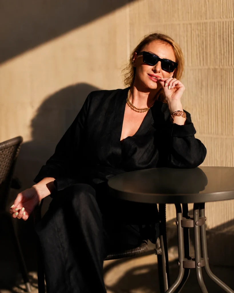 Justyna Borecka przy stoliku w kawiarni