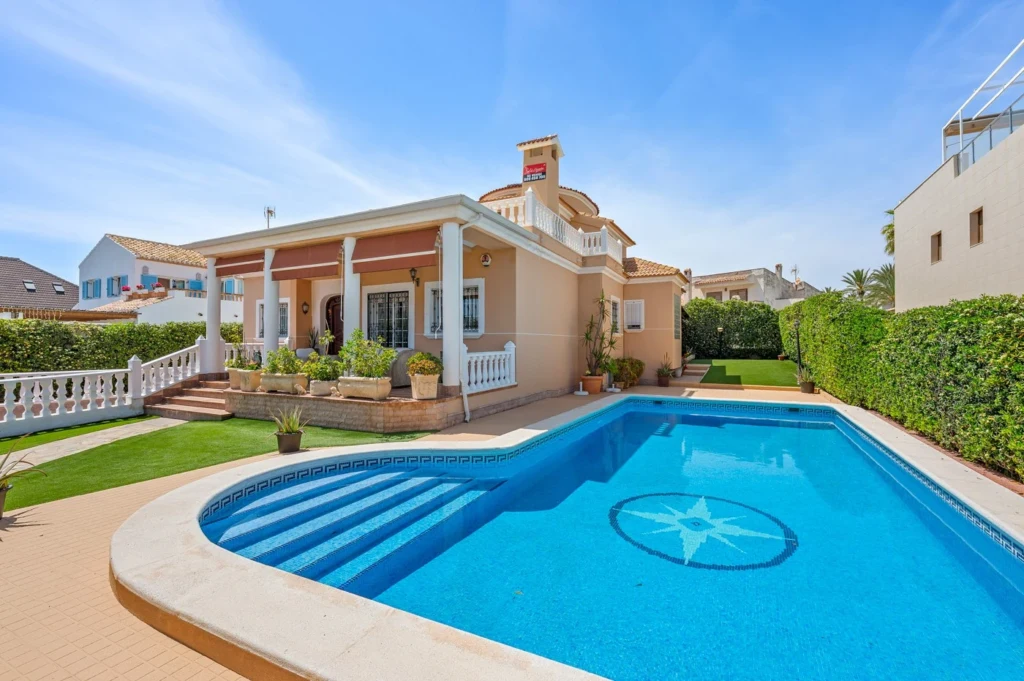 villa-torrevieja-alicante-500-m2-01